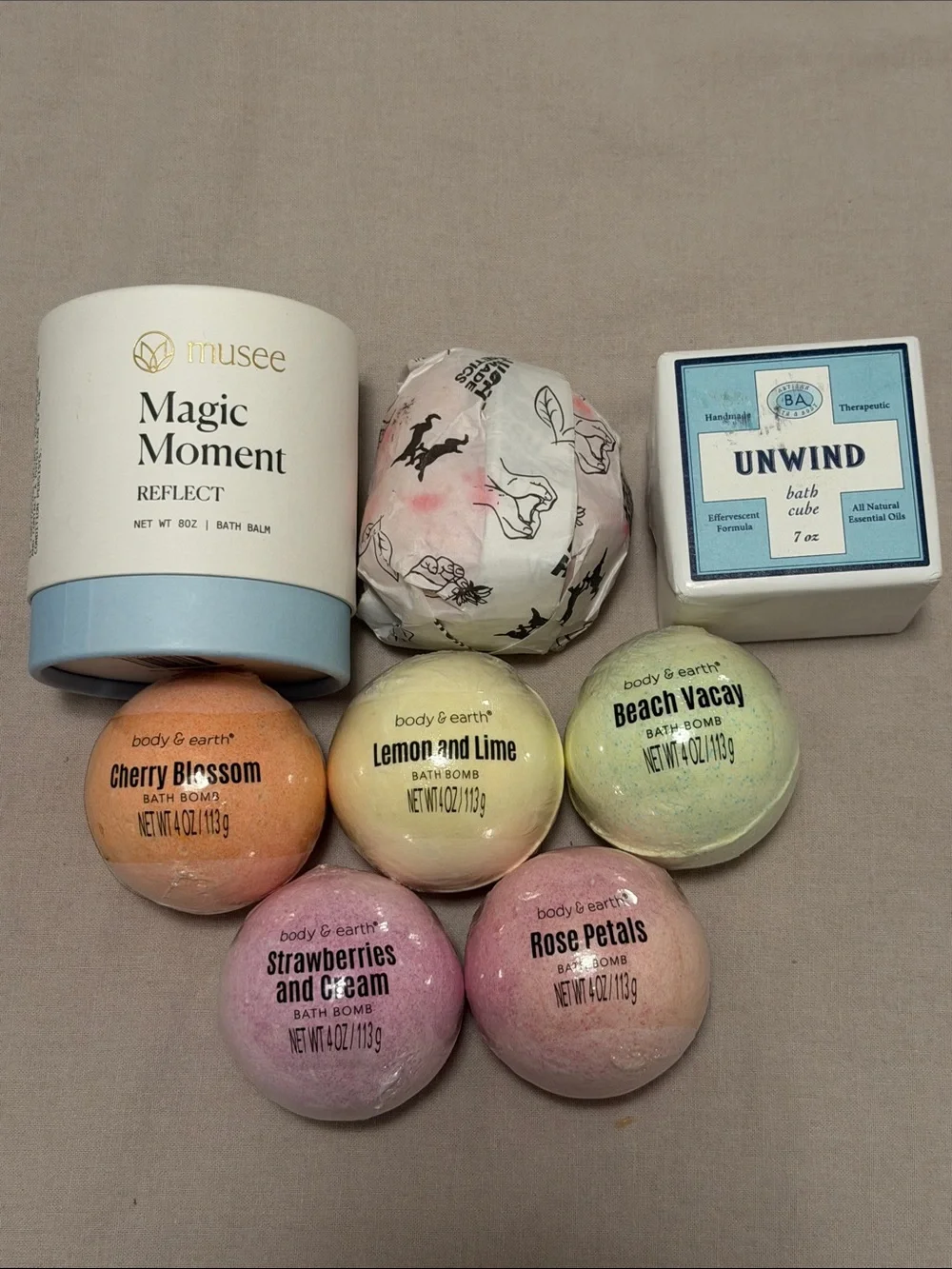 Bundle 8 Bath Bomb UNWIND, LUSH, MUSEE Magic Moment, Body&Earth